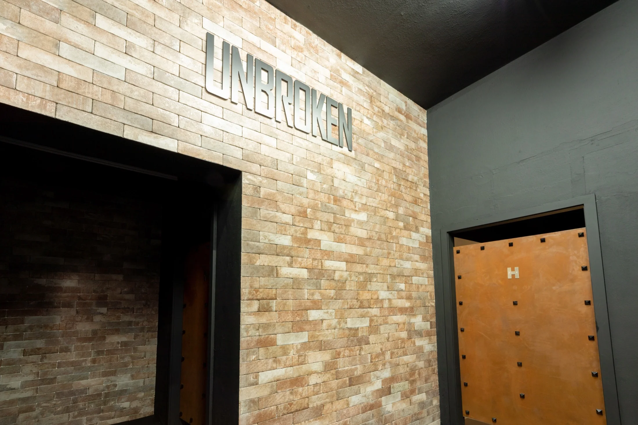 CT Unbroken interior brick wall